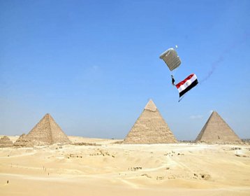 تنفيذ قفز حر مظلات بمنطقة الاهرامات  من ضمن فعاليات تدريب النجم الساطع 
