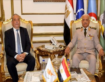 الفريق اول/عبد المجيد صقر يلتقى مع وزير الدفاع القبرصى