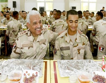 الفريق أول /عبد المجيد صقر وزير الدفاع يلتقى بعدد من مقاتلى الجيش الثانى وكلية الظباط الاحتياط ومعهد ضباط الصف