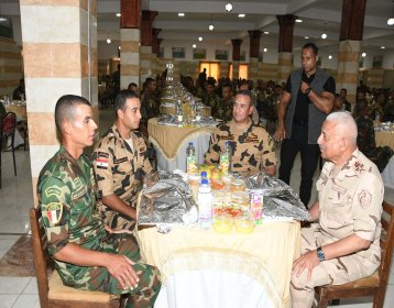 لفريق اول عبد المجيد صقر وزير الدفاع يلتقى بالقوات الخاصه والصاعقه والمظلات