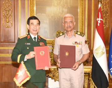 الفريق اول /عبد المجيد صقر وزير الدفاع يلتقى بوزير الدفاع الفيتنامى